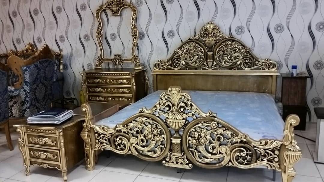 سرویس خواب دو نفره طلایی با آینه کنسول و میز کناره